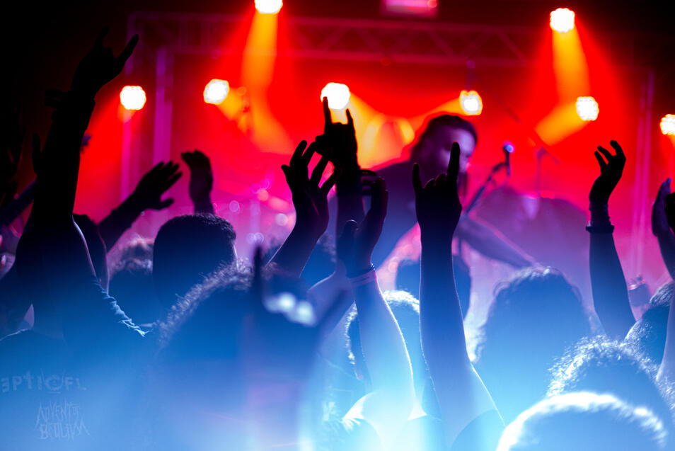 crowd (Pit) Sight of emptiness